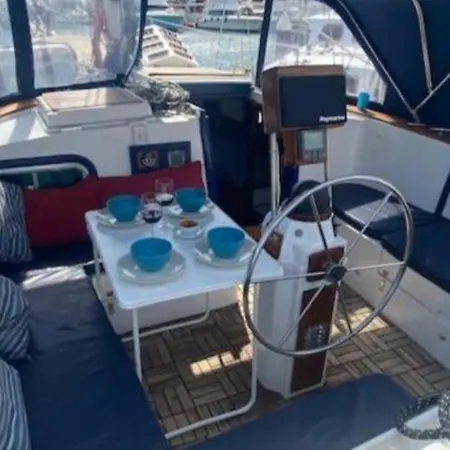 Botel Vintage And Cozy Sailing Boat In *