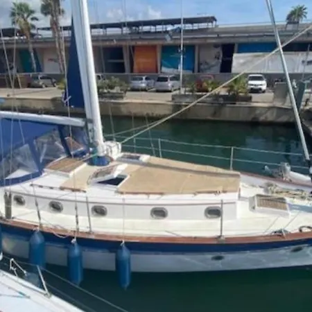 Botel Vintage And Cozy Sailing Boat In *